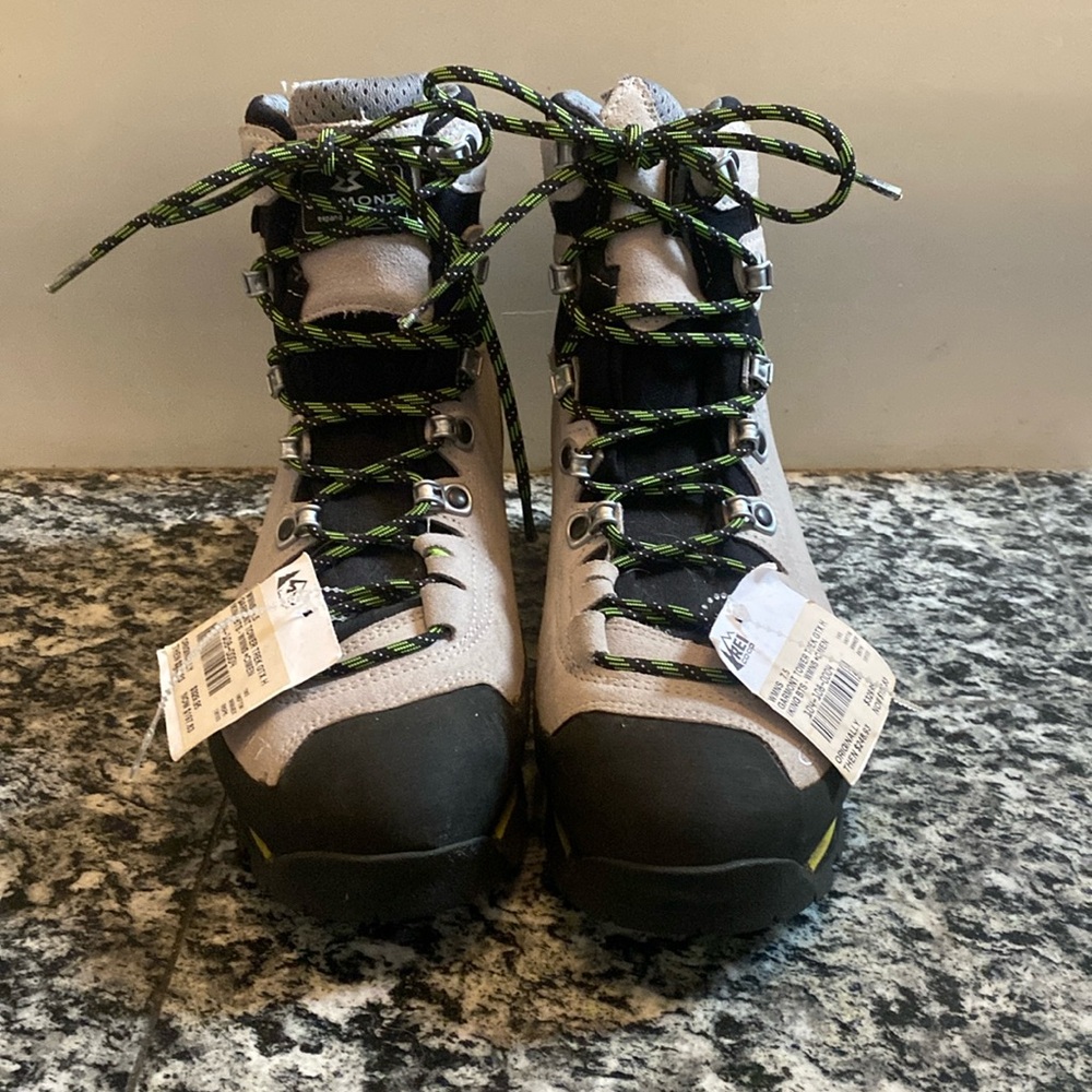Garmont hiking boots. Size 7.5. NWT